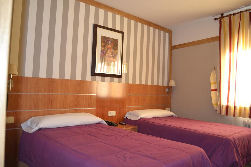 Hostal Don Juan I Αλκαλά ντε Ενάρες Εξωτερικό φωτογραφία
